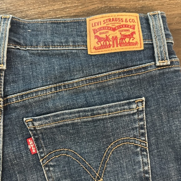 New without tags Levi’s shorts.  Mid Length Shorts.  Women’s size 28. - Picture 5 of 5